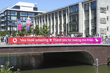 904255 Afbeelding van publiek op de Marga Klompébrug over de Stadsbuitengracht te Utrecht, in afwachting van de ...